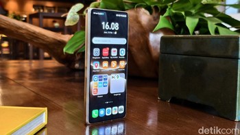 Layar covernya punya bentangan sedikit lebih luas dari pendahulunya. Foto: Adi Fida Rahman/detikINET