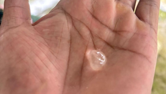 Penampakan hujan es yang sempat diabadikan warga Dusun Babadan 2, Desa Paten, Kecamatan Dukun, Kabupaten Magelang Jumat (13/2/2026).