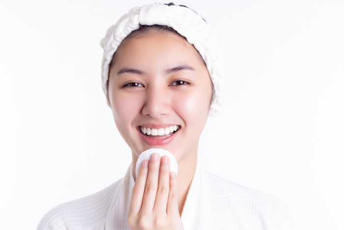 Ilustrasi wanita memakai toner pad