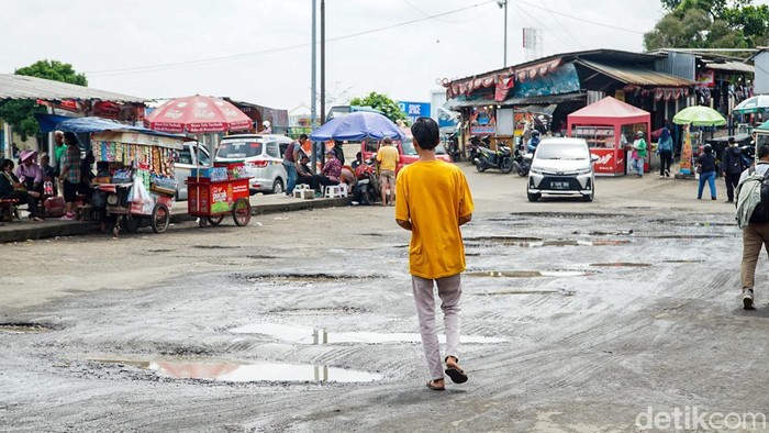 Kerusakan parah terlihat di ruas Jalan Gedoran, Depok, Jumat (13/2/2026). Jalan ini merupakan akses menuju Stasiun Depok Baru dan Terminal Depok Baru sekaligus jalur keluar masuk angkutan umum.