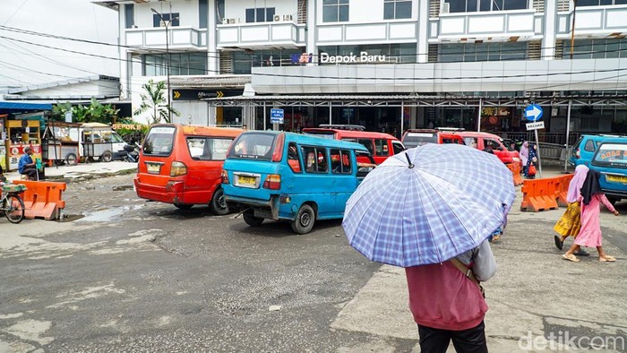 Kerusakan parah terlihat di ruas Jalan Gedoran, Depok, Jumat (13/2/2026). Jalan ini merupakan akses menuju Stasiun Depok Baru dan Terminal Depok Baru sekaligus jalur keluar masuk angkutan umum.