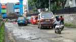 Jalan Menuju Terminal Depok Baru Rusak dan Tergenang