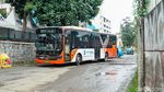 Jalan Menuju Terminal Depok Baru Rusak dan Tergenang