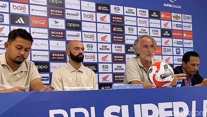 Pelatih Dewa United, Jan Olde Riekerink saat konferensi jelang laga lawan PSM Makassar di Stadion Gelora BJ Habibie (GBH), Parepare.
