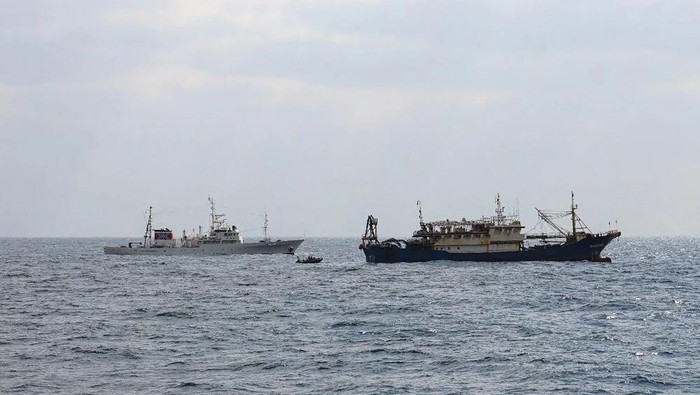Kapal patroli perikanan Jepang dan kapal penangkap ikan China berlayar beriringan di perairan Nagasaki pada Kamis (12/2) waktu setempat (HANDOUT/AFP/Getty Images) 