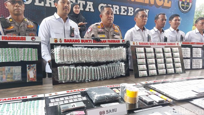 Kapolresta Cirebon, Kombes Pol Imara Utama saat menunjukan barang bukti