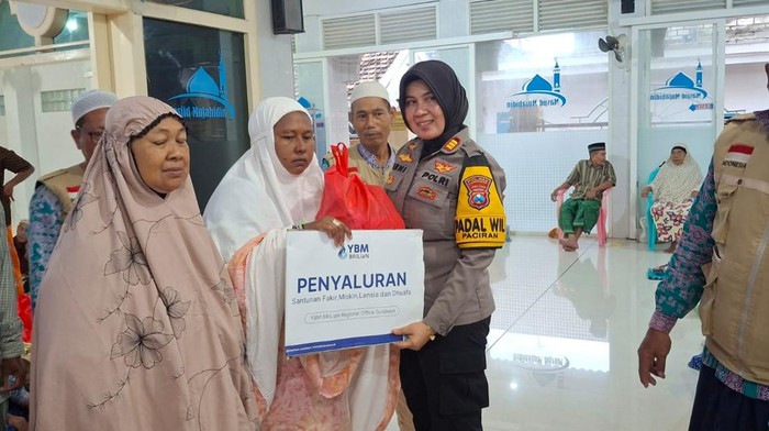 Kapolsek Paciran AKP Erni Sugihastuti saat menyalurkan bantuan