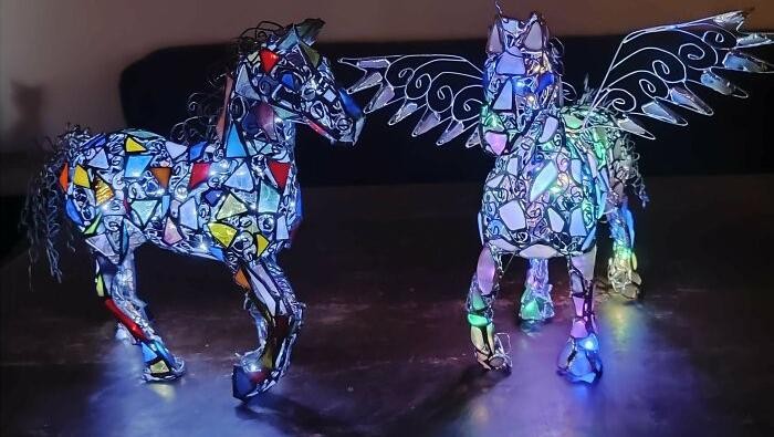 Bukan sekadar pajangan! Mulai dari wol yang menyerupai hewan asli hingga limbah mesin tik yang disulap jadi karya seni, inilah deretan patung yang membuatmu geleng kepala terpukau.