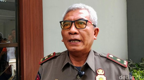 Kasatpol PP Lombok Timur Salmun Rahman ketika diwawancara terkait penutupan hiburan malam selama bulan Ramadhan, Jumat (13/2/2026).