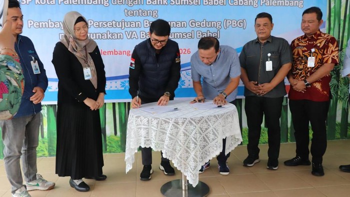 Kepala DPMPTSP Kota Palembang Adrianus Amri menandatangani peresmian virtual account untuk Pembayaran PBG