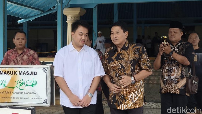 Paku Buwono XIV Purbaya ditemui usai Salat Jumat di Masjid Agung, Kota Solo, Jumat (13/2/2026).