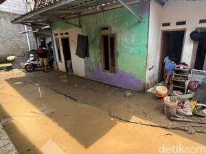 Banjir di Babakan Madang Bogor Surut, Warga Bereskan Sisa Lumpur