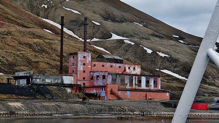 Kota Mati Pyramiden di Norwegia yang dulunya merupakan pusat tambang oleh Uni Soviet.