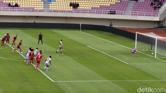Laga Persis Solo melawan Madura United pada pekan ke-21 Super League 2025/2026, di Stadion Manahan, Kota Solo, Jumat (13/2/2026).
