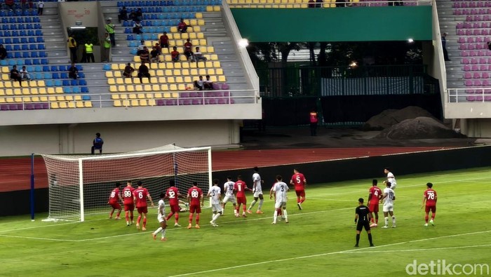 Laga Persis Solo melawan Madura United pada pekan ke-21 Super League 2025/2026, di Stadion Manahan, Kota Solo, Jumat (13/2/2026).
