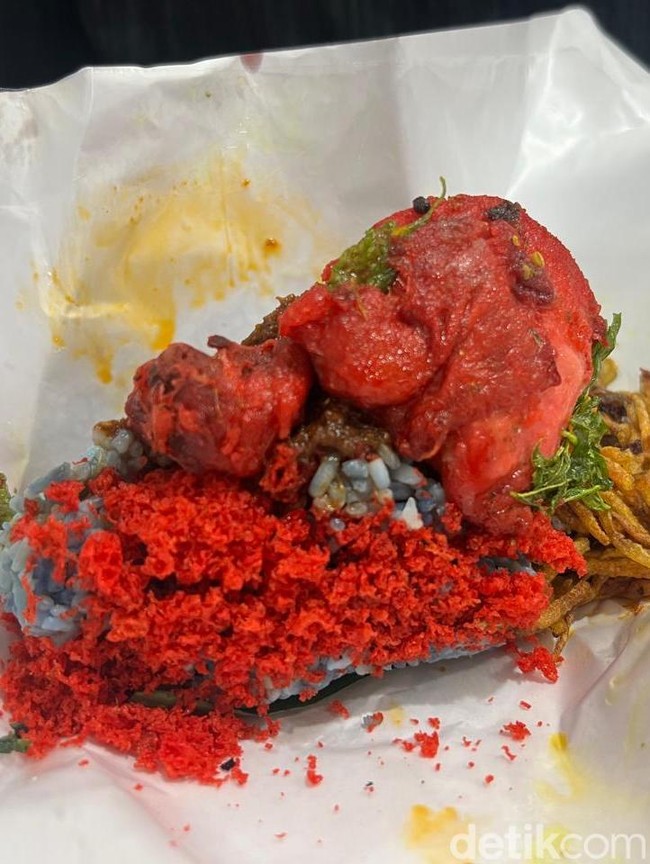 Lezatnya Nasi Kerabu Lemak Bakar dengan Ayam Merah di Restoran Atta Halilintar