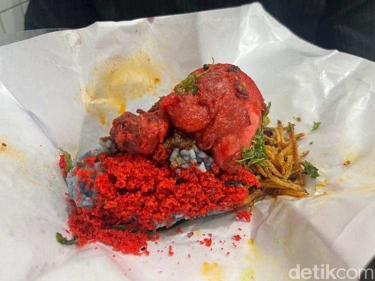 Lezatnya Nasi Kerabu Lemak Bakar dengan Ayam Merah di Restoran Atta Halilintar