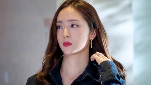 Krystal menampilkan karisma Jeon Yi Kyung yang menyimpan kekosongan dalam hatinya. Meski sudah menikah, Jeon Yi Kyung memilih untuk gak punya anak dan fokus ke bisnis keluarga. (Foto: dok. tvN)