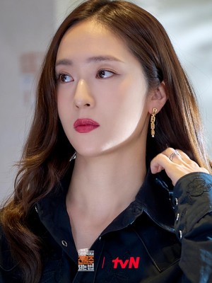 Chaebol Look Krystal Jung di Drakor Mad Concrete Dreams