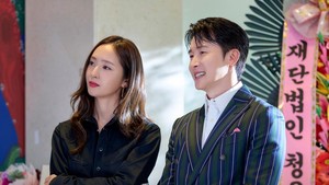 Krystal didapuk memainkan sosok anak konglomerat alias chaebol di drakor tvN yang akan tayang 14 Maret 2026 ini. Jeon Yi Kyung merupakan anak tunggal yang kini menikah dengan Min Hwal Seong (diperankan Kim Jun Han). (Foto: dok. tvN)