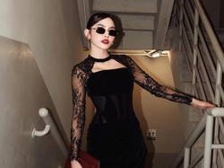 Gaya Bold Elegan Mahalini, Padukan Dress Hitam Dengan Lipstik Merah