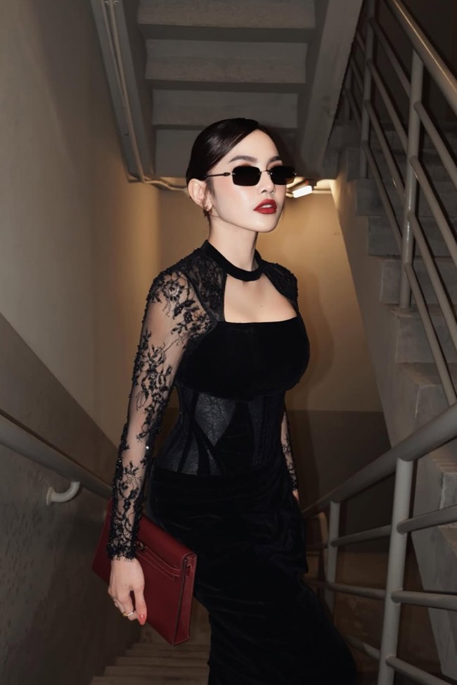 Dress yang dikenakan Mahalini terlihat unik dengan strap choker di leher serta lengan panjang berbahan lace transparan bermotif floral. Elemen ini memberi sentuhan sensual namun tetap classy, tidak berlebihan. Foto: Instagram/@mahaliniraharja