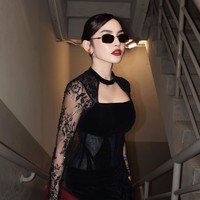 Dress yang dikenakan Mahalini terlihat unik dengan strap choker di leher serta lengan panjang berbahan lace transparan bermotif floral. Elemen ini memberi sentuhan sensual namun tetap classy, tidak berlebihan. Foto: Instagram/@mahaliniraharja