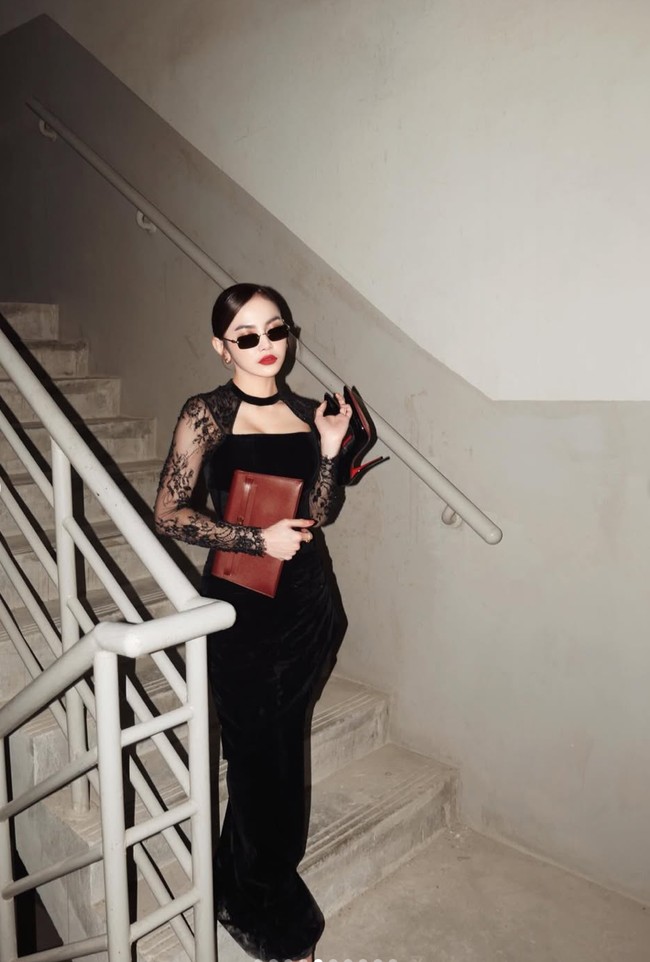 Mahalini menata rambutnya dengan low bun rapi belah samping. Gaya sleek tanpa anak rambut memberi kesan dewasa, polished, dan formal. Tatanan ini juga membuat wajahnya terlihat lebih tegas dan anggun. Foto: Instagram/@mahaliniraharja