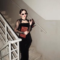 Mahalini menata rambutnya dengan low bun rapi belah samping. Gaya sleek tanpa anak rambut memberi kesan dewasa, polished, dan formal. Tatanan ini juga membuat wajahnya terlihat lebih tegas dan anggun. Foto: Instagram/@mahaliniraharja