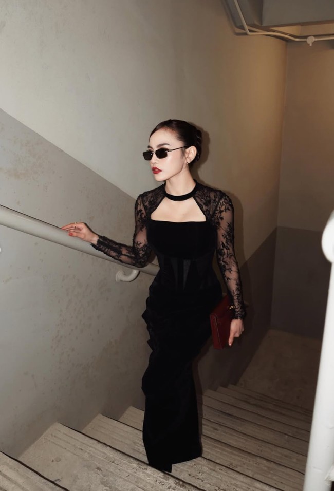 Ia melengkapi penampilannya dengan sunglasses berwarna hitam. Aksesori ini memberi sentuhan misterius dan fashionable, menciptakan aura cool-girl sekaligus high fashion. Foto: Instagram/@mahaliniraharja