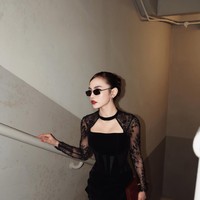 Ia melengkapi penampilannya dengan sunglasses berwarna hitam. Aksesori ini memberi sentuhan misterius dan fashionable, menciptakan aura cool-girl sekaligus high fashion. Foto: Instagram/@mahaliniraharja
