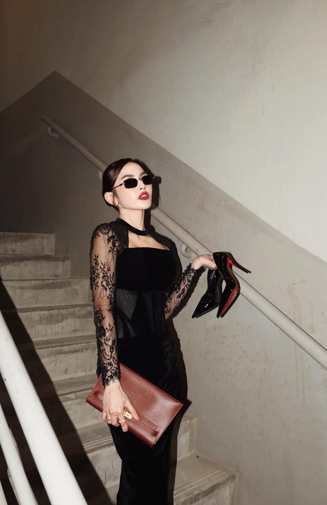 Bagian yang cukup mencolok dari tampilan Mahalini yaitu lipstik merah klasik yang dikenakan. Dipadukan complexion matte halus dan riasan mata minimal, warna bibir ini langsung jadi statement. Look-nya terasa powerful, percaya diri, dan fierce. Foto: Instagram/@mahaliniraharja