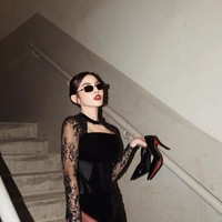 Bagian yang cukup mencolok dari tampilan Mahalini yaitu lipstik merah klasik yang dikenakan. Dipadukan complexion matte halus dan riasan mata minimal, warna bibir ini langsung jadi statement. Look-nya terasa powerful, percaya diri, dan fierce. Foto: Instagram/@mahaliniraharja