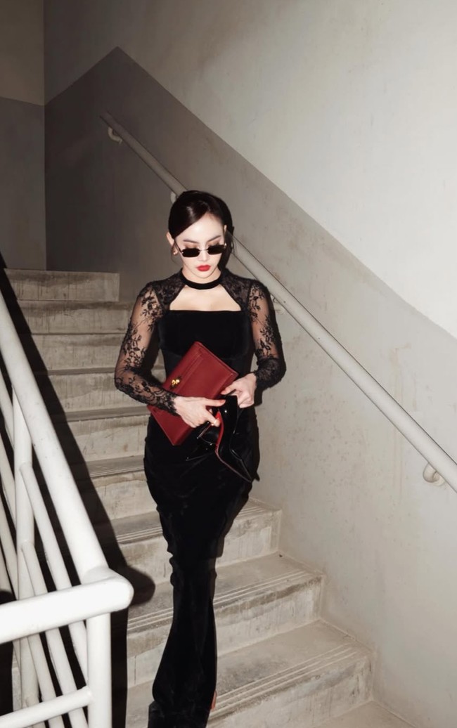 Untuk memecah dominasi hitam, Mahalini membawa clutch burgundy. Warna ini senada dengan lipstik, menciptakan harmoni yang mewah dan mempertegas kesan bold. Foto: Instagram/@mahaliniraharja