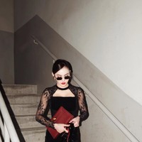 Untuk memecah dominasi hitam, Mahalini membawa clutch burgundy. Warna ini senada dengan lipstik, menciptakan harmoni yang mewah dan mempertegas kesan bold. Foto: Instagram/@mahaliniraharja