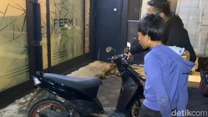 Remaja pria berinisial RA (17) di Makassar, Sulawesi Selatan (Sulsel), ditangkap saat nongkrong usai mencuri motor di indekos.