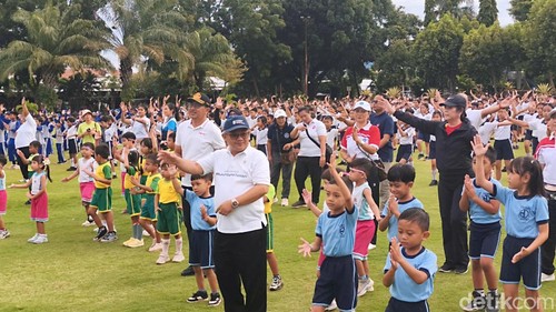 Mendikdasmen Abdul Muti mengikuti Senam Anak Indonesia Hebat di Taman Kota Singaraja, Buleleng, Bali, Jumat (13/2/2026). (Foto: Made Wijaya Kusuma/detikBali)