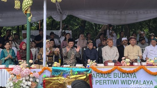 Menteri Agama Nassarudin Umar menyaksikan Parade Budaya Bhakti Pertiwi Widyalaya di Lapangan Puputan Badung, Denpasar, Jumat (13/2/2026).