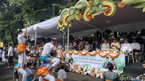 Menteri Agama Nassarudin Umar menyaksikan Parade Budaya Bhakti Pertiwi Widyalaya di Lapangan Puputan Badung, Denpasar, Jumat (13/2/2026).