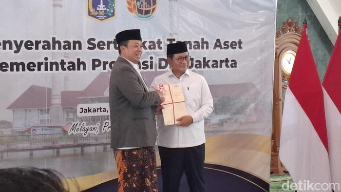 Menteri ATR/BPN Nusron Wahid menyerahkan 3.922 sertifikat aset milik Pemprov DKI Jakarta dengan nilai total mencapai Rp 102 triliun (Brigitta Belia/detikcom)