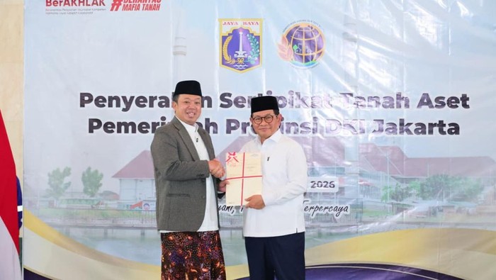 Menteri ATR/BPN Nusron Wahid menyerahkan sertifikat untuk aset Pemprov DKI Jakarta ke Gubernur DKI Jakarta Pramono Anung, di Masjid Raya K.H. Hasyim Asyari, Jumat (13/2/2026).
