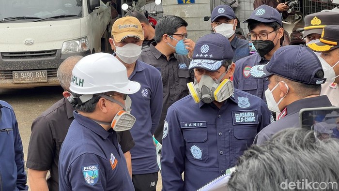 Menteri Lingkungan Hidup (LH) Faisol Hanif Nurofiq akan menggugat gudang milik PT Biotek Saranatama karena pestisidanya yang mencemari Sungai Cisadane. (Adhfar/detikcom).