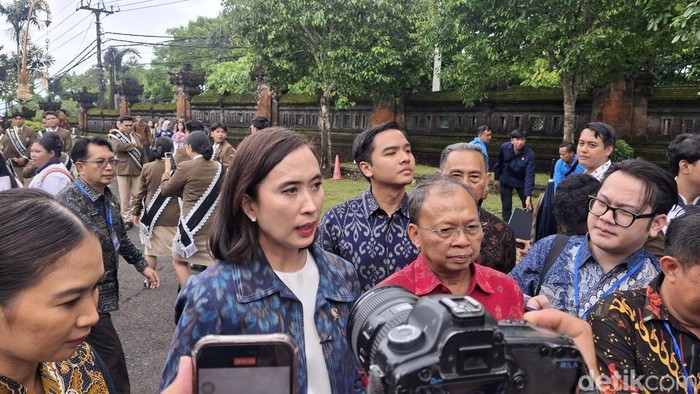 Menteri Pariwisata Widiyanti Putri Wardhana saat diwawancarai seusai pertemuan dengan pelaku pariwisata di Politeknik Pariwisata (Poltekpar) Bali, Jumat (13/2/2026). (Foto: Fabiola Dianira/detikBali)