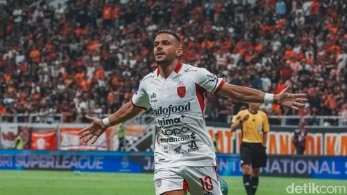 Mirza Mustafic saat mencetak gol ke gawang Persija Jakarta di putaran pertama Super League 2025/2026 di Stadion JIS.