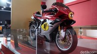Motor ini dibekali mesin 798 cc DOHC 4-stroke 12-valve 3 silinder segaris berpendingin cairan. Tenaganya mencapai 148 Tk pada 13.000 rpm dengan torsi puncak 88 Nm pada 10.900 rpm. Foto: Septian Farhan Nurhuda/detik.com