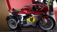 Kabarnya, hanya ada dua unit MV Agusta Superveloce 1000 Ago yang saat ini tersedia untuk dibeli di IIMS 2026. Foto: Septian Farhan Nurhuda/detik.com