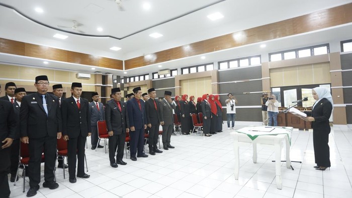 Wali Kota Palopo, Naili Trisal, melantik 24 pejabat eselon II untuk perampingan OPD. Dia menekankan disiplin dan akuntabilitas dalam kinerja.