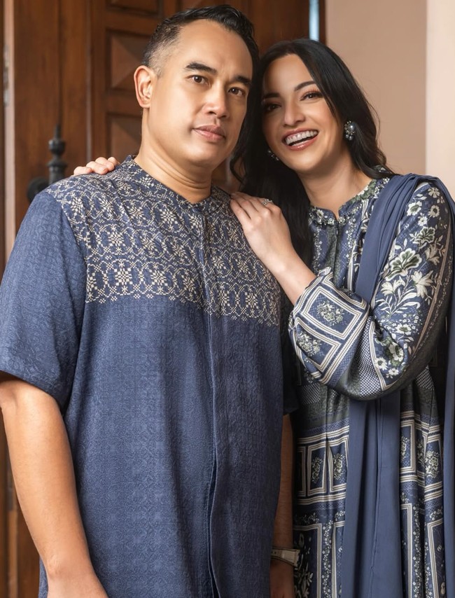 Nia Ramadhani dan Ardi Bakrie kembali memamerkan kekompakan mereka melalui pemotretan edisi Lebaran untuk salah satu merek baju muslim. Keduanya tampil serasi dalam balutan busana bernuansa biru. Foto: Instagram/@geulis.id