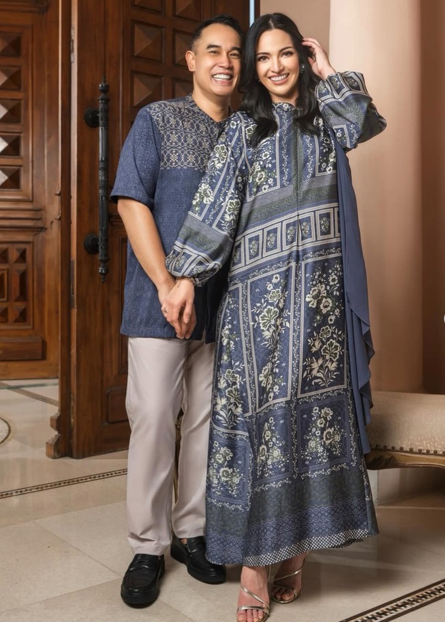 Nia mengenakan dress panjang berpotongan A-line dengan siluet loose dan flowy. Sementara Ardi mengenakan atasan senada dengan Nia dipadukan dengan celana panjang bahan berwarna beige. Foto: Instagram/@geulis.id