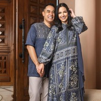 Nia mengenakan dress panjang berpotongan A-line dengan siluet loose dan flowy. Sementara Ardi mengenakan atasan senada dengan Nia dipadukan dengan celana panjang bahan berwarna beige. Foto: Instagram/@geulis.id